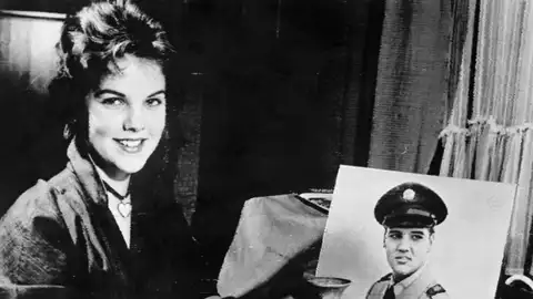 Priscilla Beaulieu (Presley) escuchando un disco de Elvis de joven Priscilla Beaulieu (Presley) escuchando un disco de Elvis de joven