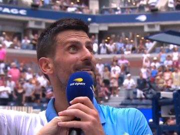 Djokovic cantando con la afición del US Open