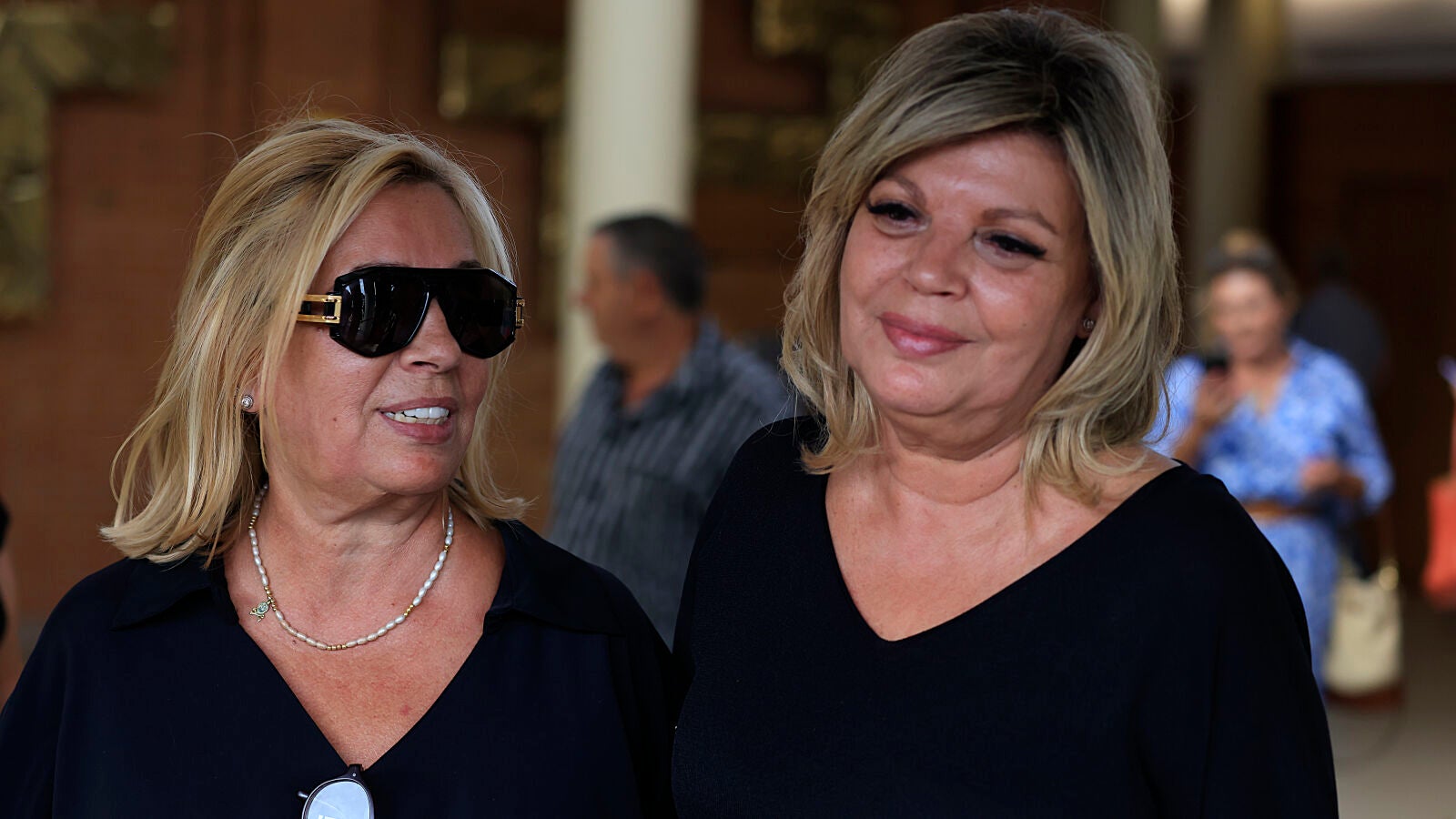 Terelu y Carmen Borrego, arropadas por sus seres queridos tras la incineración de su madre María Teresa Campos