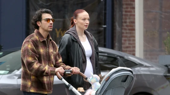 Joe Jonas y Sophie Turner con su hija Joe Jonas y Sophie Turner con su hija