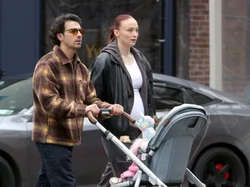 Joe Jonas y Sophie Turner con su hija Joe Jonas y Sophie Turner con su hija