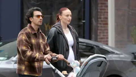 Joe Jonas y Sophie Turner con su hija