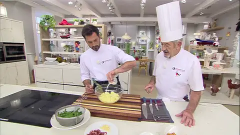 Escurre y desmenuza un poco en un bol Escurre y desmenuza un poco en un bol