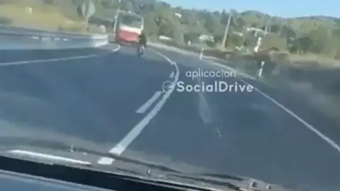 Un motorista choca de frente contra un camión en Ibiza
