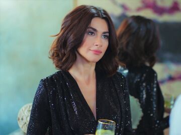 Şahika amenaza a Yiğit con dejar de buscar a su padre si no sigue acatando sus &oacute;rdenes 