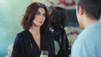 Şahika amenaza a Yiğit con dejar de buscar a su padre si no sigue acatando sus órdenes 