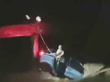 Complicado y angustioso rescate de una mujer atrapada en su coche por la DANA Complicado y angustioso rescate de una mujer atrapada en su coche por la DANA
