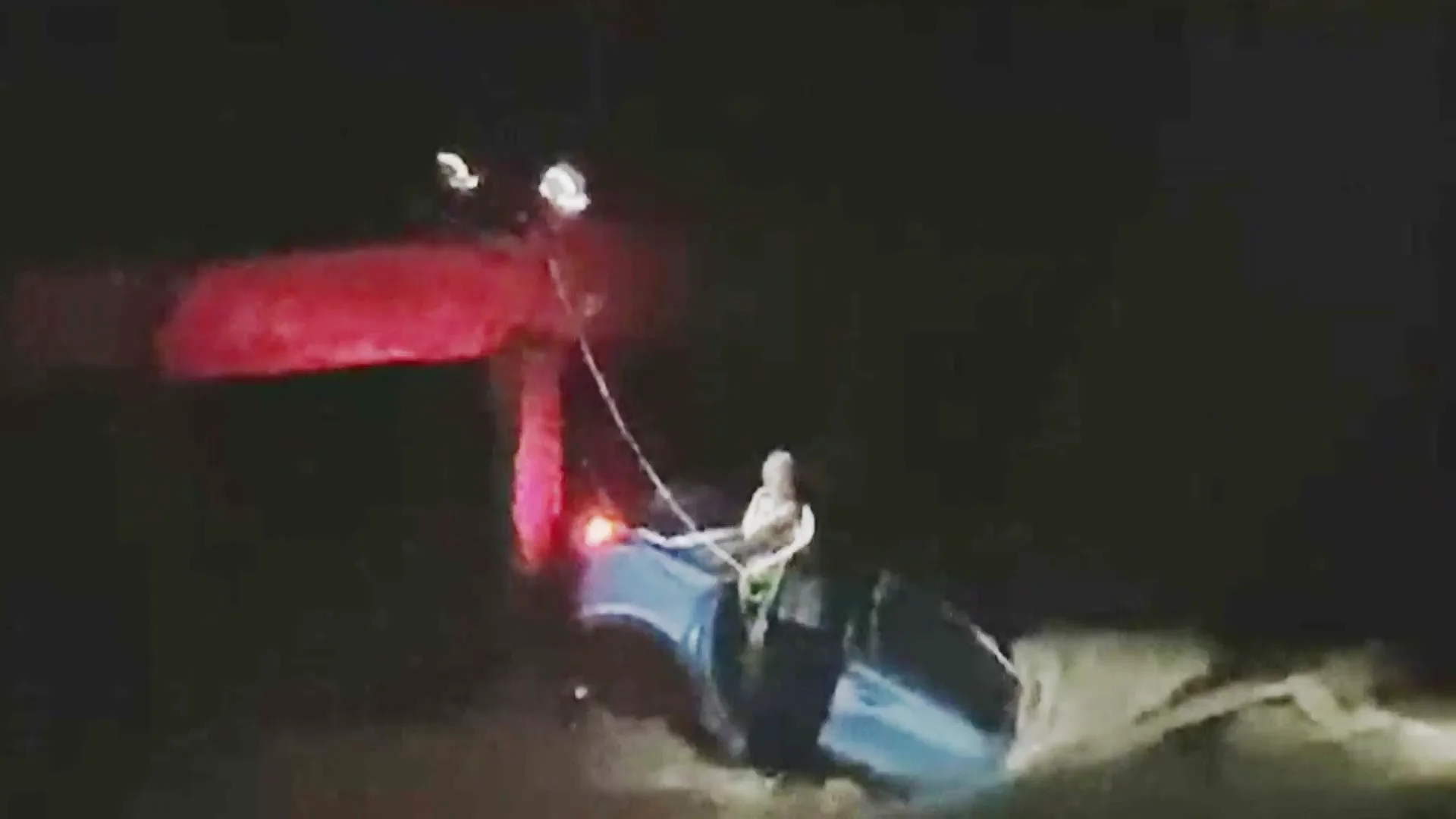 Complicado y angustioso rescate de una mujer atrapada en su coche por la DANA Complicado y angustioso rescate de una mujer atrapada en su coche por la DANA