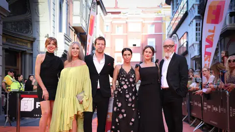 Los protagonistas de Amar es para siempre, arropados por el cariño del público en la premiere del gran final