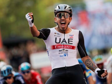 Juan Sebastian Molano celebra su victoria al sprint en la etapa 12 de la Vuelta Ciclista España