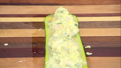 Extiende las láminas de calabacín y rellena cada una Extiende las láminas de calabacín y rellena cada una