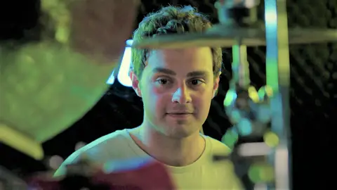 ¡Menudo ritmo!: Así de bien toca la batería Yiğit Koçak como su personaje en Hermanos ¡Menudo ritmo!: Así de bien toca la batería Yiğit Koçak como su personaje en Hermanos