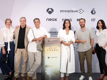 El elenco de Entre Tierras en la presentación de la serie El elenco de Entre Tierras en la presentación de la serie