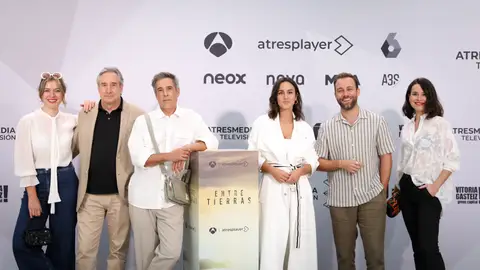 El elenco de Entre Tierras en la presentación de la serie El elenco de Entre Tierras en la presentación de la serie