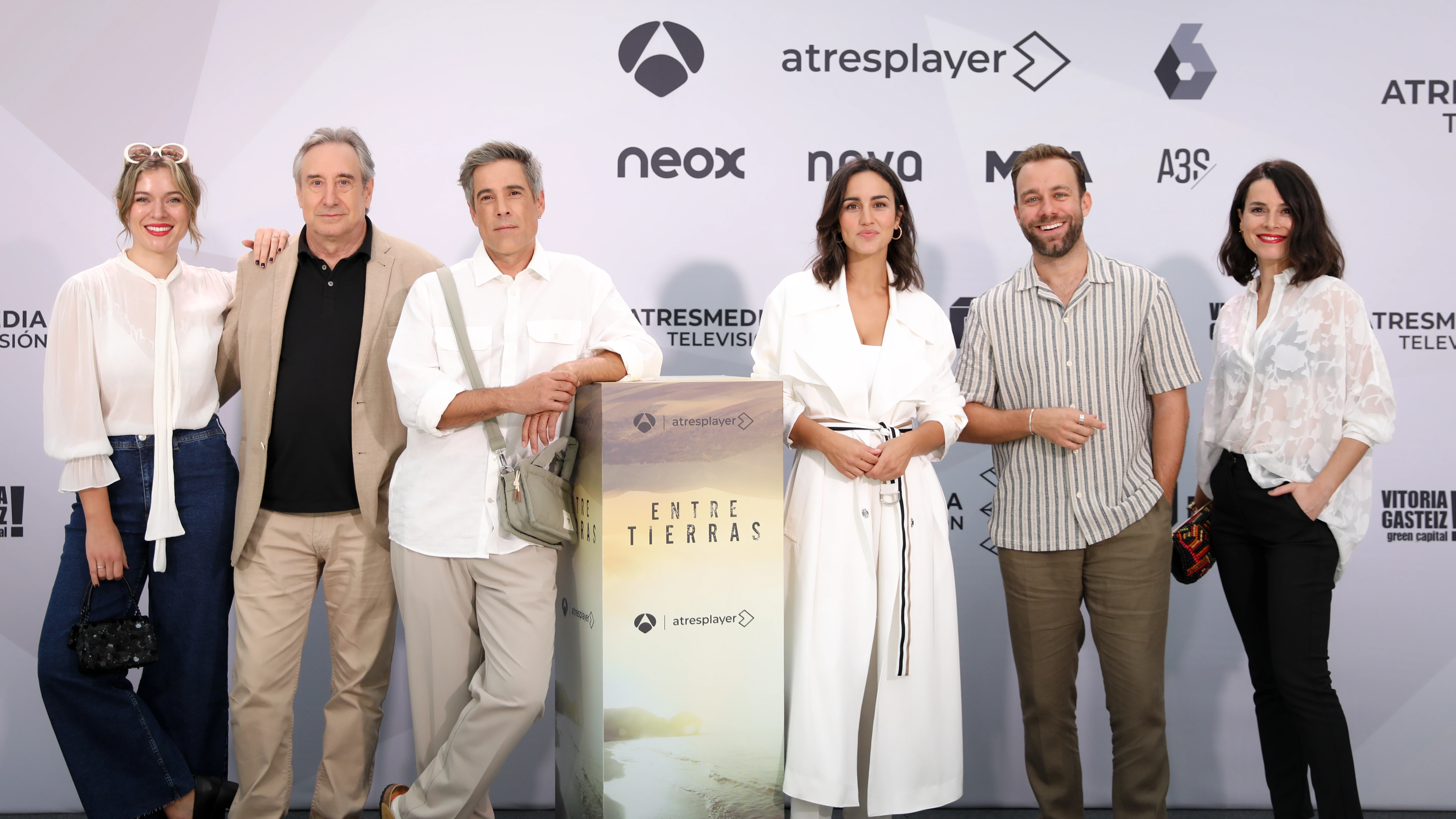 El elenco de Entre Tierras en la presentación de la serie El elenco de Entre Tierras en la presentación de la serie