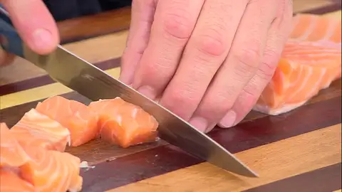Corta el salmón en dados Corta el salmón en dados
