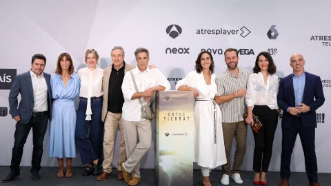 El elenco de Entre Tierras junto a los responsables de la ficción