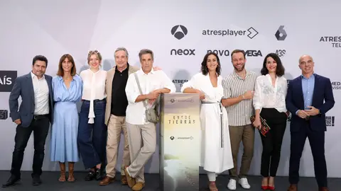 El elenco de Entre Tierras junto a los responsables de la ficción El elenco de Entre Tierras junto a los responsables de la ficción
