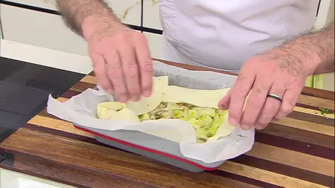 Apoya la pasta brisé en el molde de horno Apoya la pasta brisé en el molde de horno