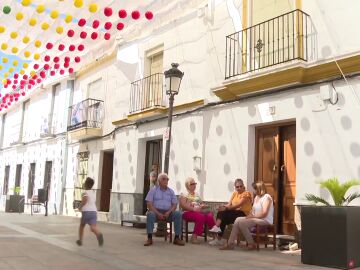 Personas charlando a la puerta de casa