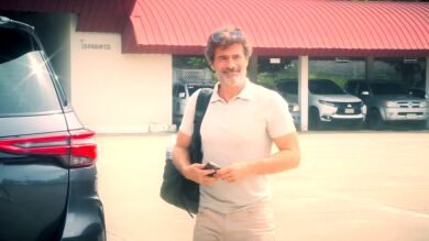 Rodolfo Sancho lleva comida a Daniel Sancho en su última visita a la prisión antes de volver a España