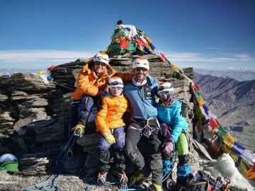 La familia Jiménez Rubio, en una cumbre del Himalaya