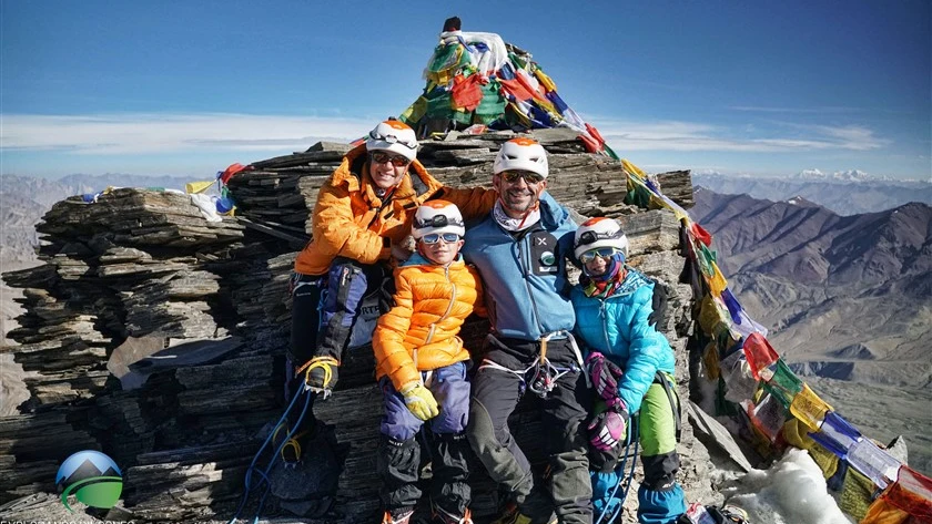 La familia Jim&eacute;nez Rubio, en una cumbre del Himalaya