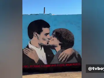 Pedro Sánchez besándose en la boca con Carles Puigdemont, en la Plaza de Les Glòries de Barcelona Pedro Sánchez besándose en la boca con Carles Puigdemont, en la Plaza de Les Glòries de Barcelona