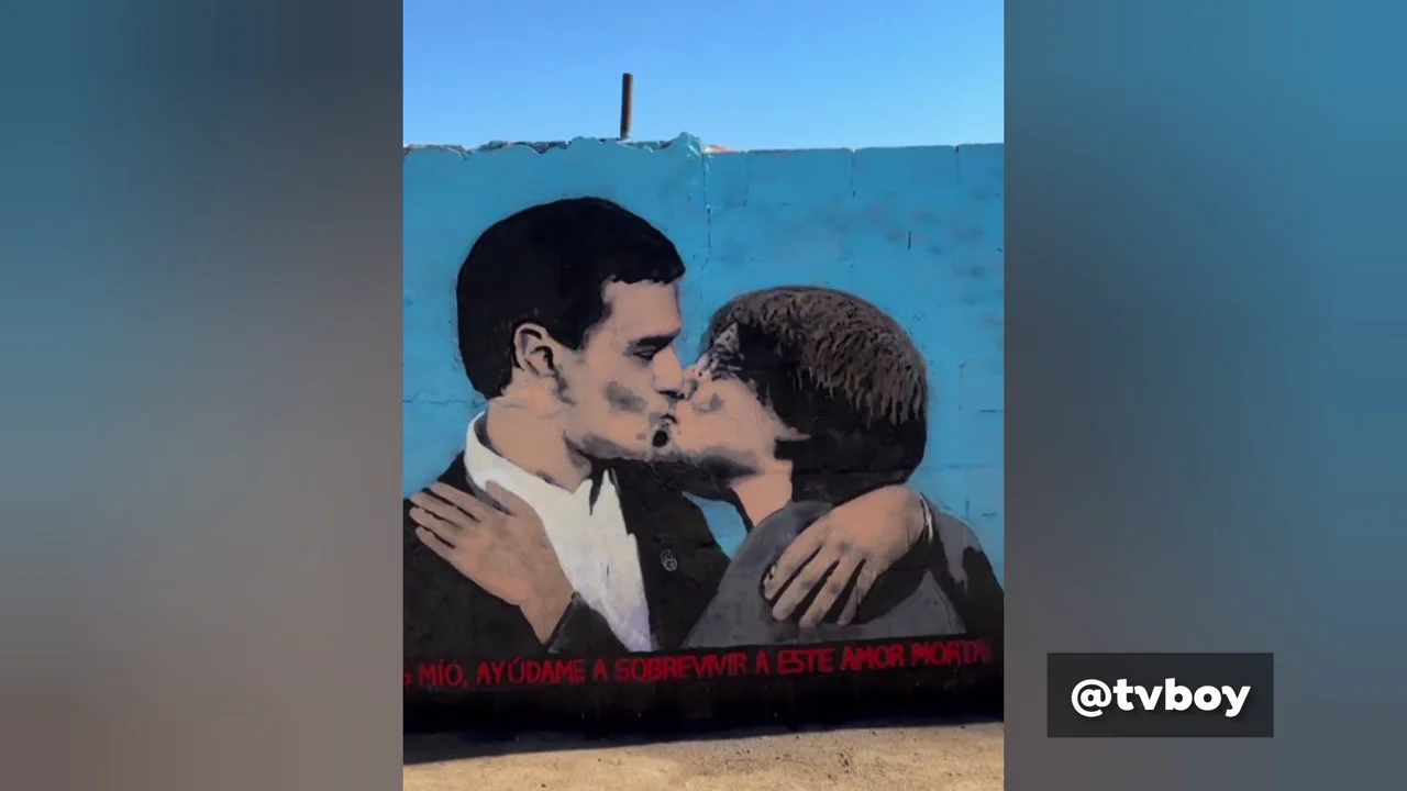 Pedro Sánchez besándose en la boca con Carles Puigdemont, en la Plaza de Les Glòries de Barcelona Pedro Sánchez besándose en la boca con Carles Puigdemont, en la Plaza de Les Glòries de Barcelona