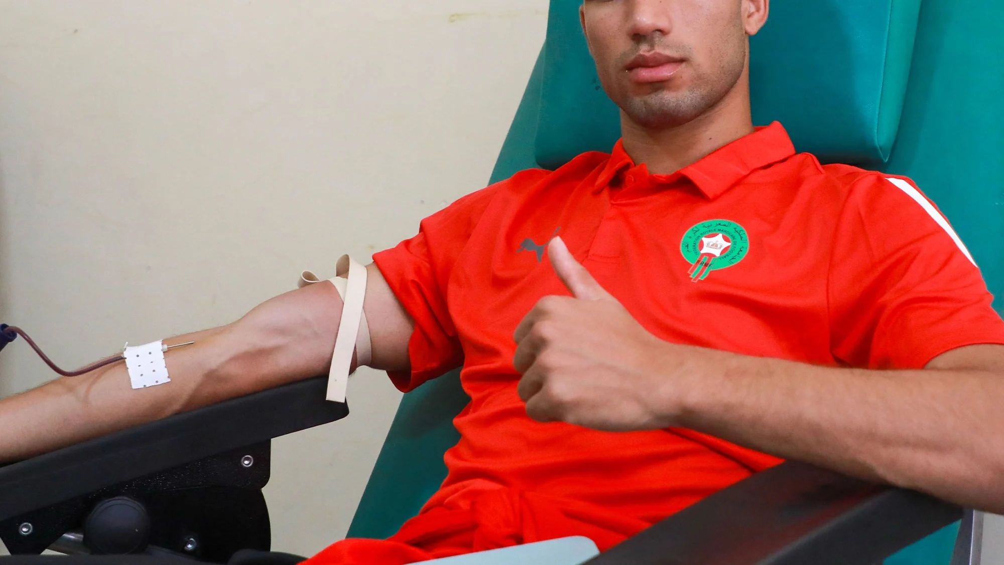 Achraf Hakimi donando sangre