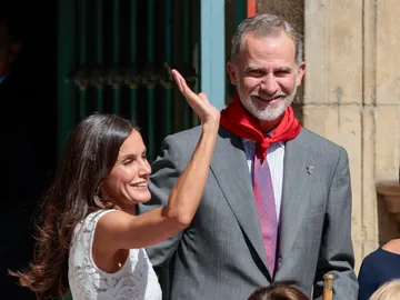 Los reyes saludando a la gente Los reyes saludando a la gente