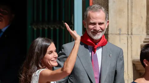 Los reyes saludando a la gente Los reyes saludando a la gente