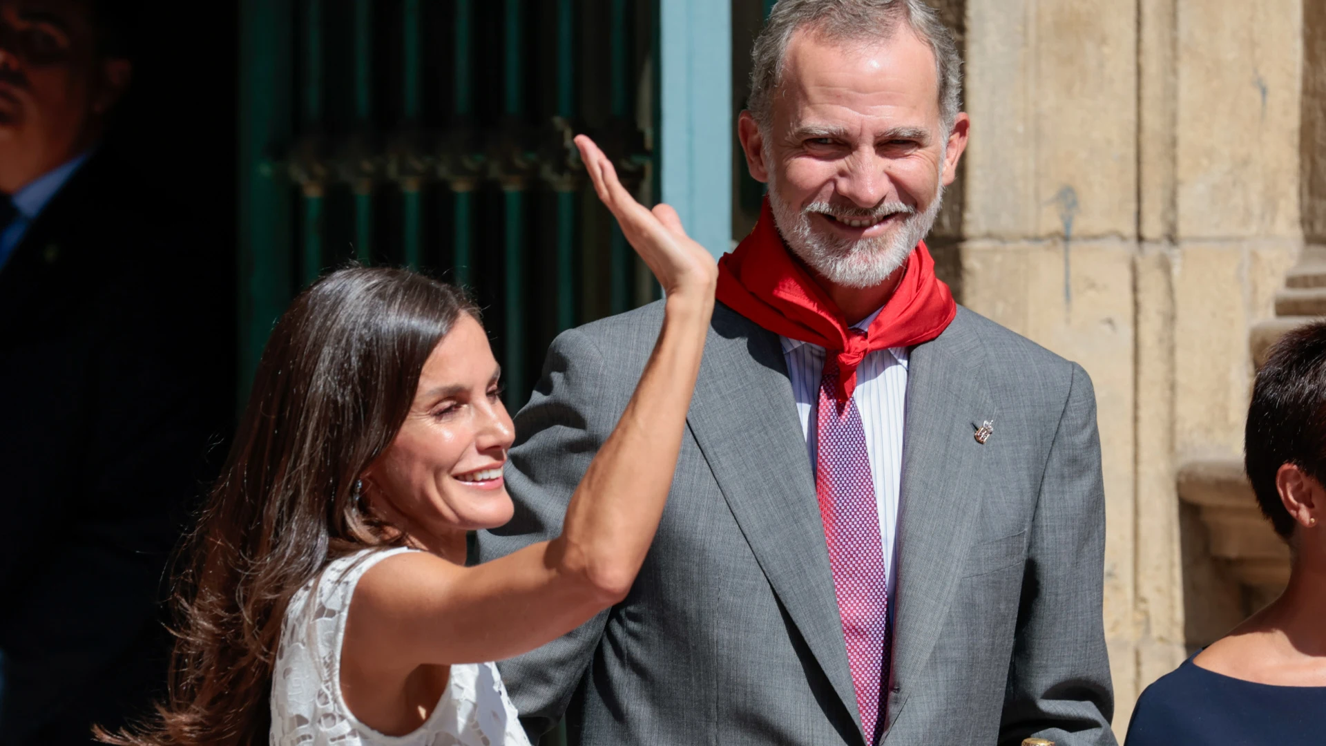 Los reyes saludando a la gente Los reyes saludando a la gente