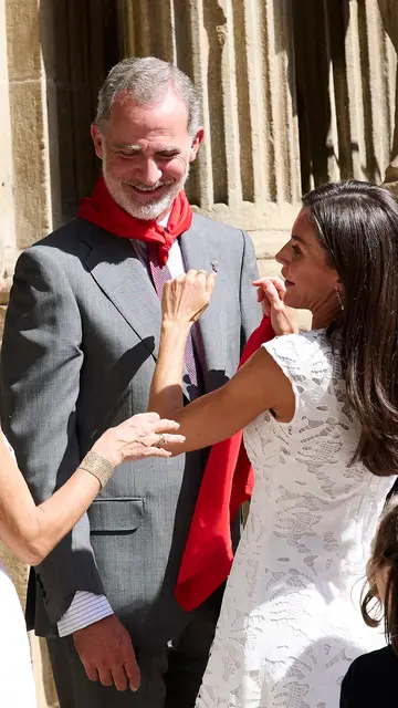 La reina Letizia colocándole el pañuelo de San Fermín a don Felipe La reina Letizia colocándole el pañuelo de San Fermín a don Felipe