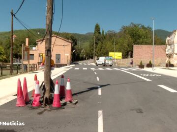 Amplían la carretera principal de un municipio de Girona y dejan un poste eléctrico en mitad del carril