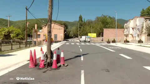Amplían la carretera principal de un municipio de Girona y dejan un poste eléctrico en mitad del carril Amplían la carretera principal de un municipio de Girona y dejan un poste eléctrico en mitad del carril