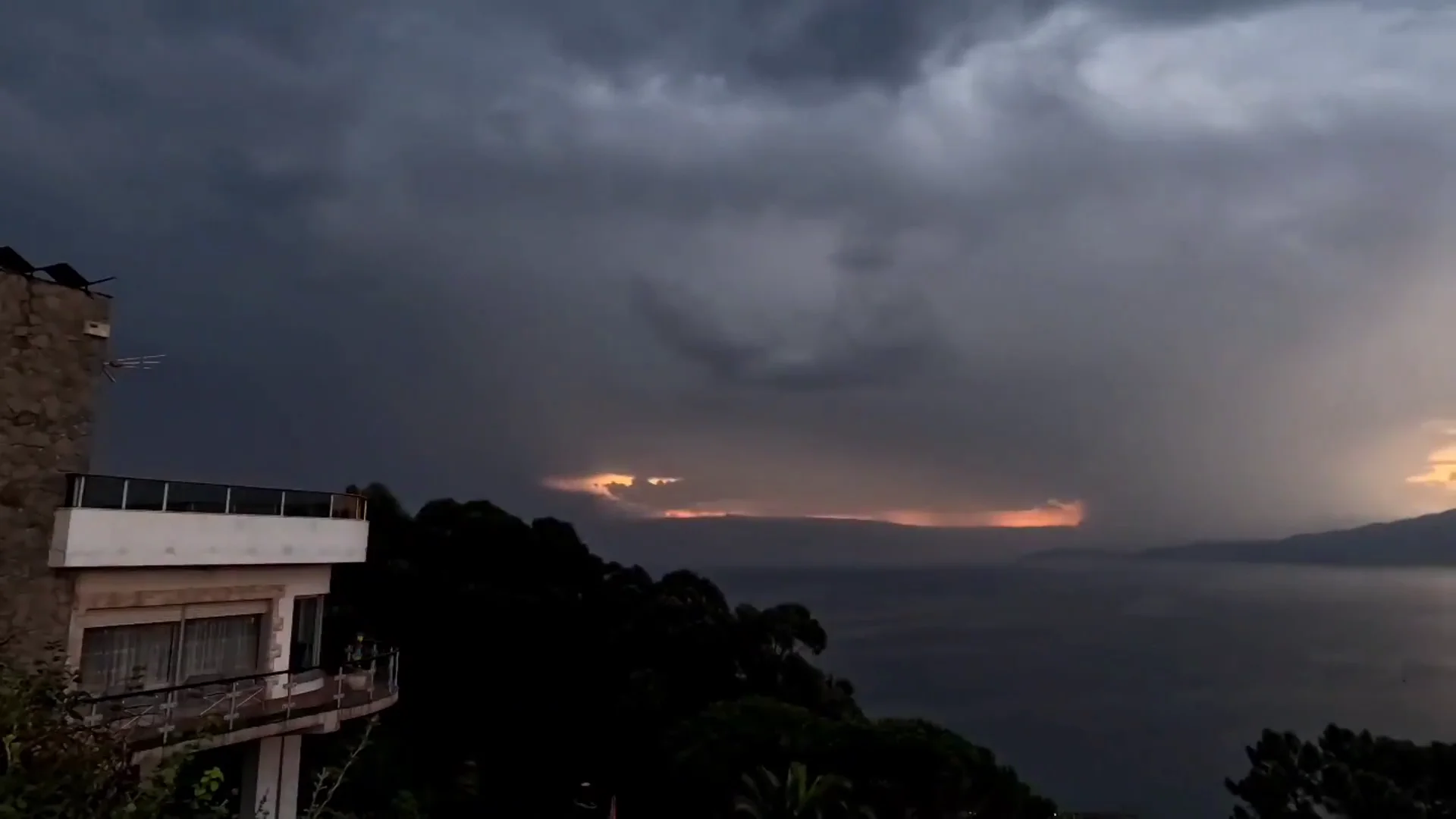 Vuelve un fin de semana de tormentas tras la DANA Vuelve un fin de semana de tormentas tras la DANA