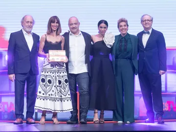 El equipo de Amar es para siempre con su premio el FesTVal El equipo de Amar es para siempre con su premio el FesTVal