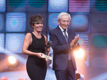 Sonsoles Ónega recibiendo el premio Joan Ramón Mainat Sonsoles Ónega recibiendo el premio Joan Ramón Mainat