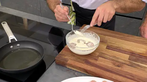 Creamos pequeñas albóndigas que enharinaremos y aplastaremos para quitar el exceso de harina Creamos pequeñas albóndigas que enharinaremos y aplastaremos para quitar el exceso de harina
