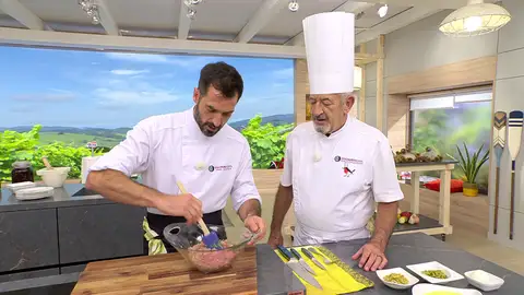 Mezclamos todos los ingredientes y hacemos bolitas con ellos Mezclamos todos los ingredientes y hacemos bolitas con ellos