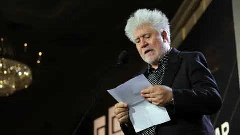 Pedro Almodóvar leyendo su discruso tras ser premiado en el Festival de Cine de Toronto Pedro Almodóvar leyendo su discruso tras ser premiado en el Festival de Cine de Toronto