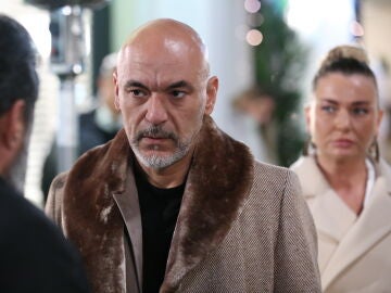 En el &uacute;ltimo cap&iacute;tulo de Hermanos: Ahmet empieza a descubrir la verdadera cara de Akif&hellip;&iquest;lo utilizar&aacute; en su contra? 