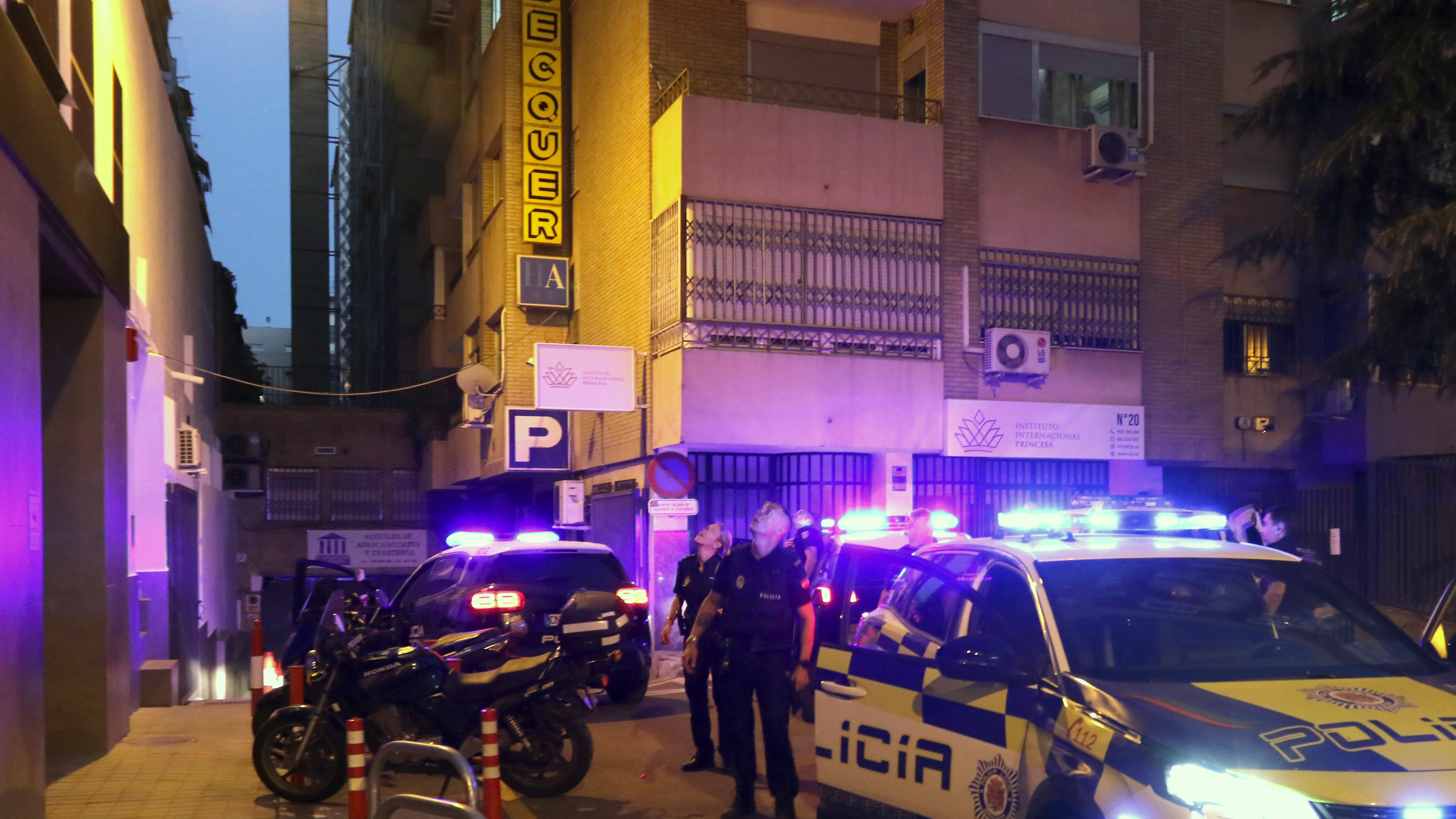 Polic&iacute;aS inspeccionan el exterior de la vivienda.