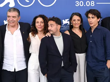Carlos Páez Rodríguez, Sandra Hermida, director Juan Antonio Bayona, Belén Atienza, Enzo Vogrincic y Fernando Parrado en el Festival de Venecia presentando La socidad de la nieve Carlos Páez Rodríguez, Sandra Hermida, director Juan Antonio Bayona, Belén Atienza, Enzo Vogrincic y Fernando Parrado en el Festival de Venecia presentando La socidad de la nieve