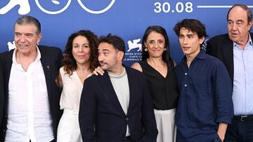 Carlos Páez Rodríguez, Sandra Hermida, director Juan Antonio Bayona, Belén Atienza, Enzo Vogrincic y Fernando Parrado en el Festival de Venecia presentando La socidad de la nieve