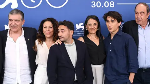 Carlos Páez Rodríguez, Sandra Hermida, director Juan Antonio Bayona, Belén Atienza, Enzo Vogrincic y Fernando Parrado en el Festival de Venecia presentando La socidad de la nieve Carlos Páez Rodríguez, Sandra Hermida, director Juan Antonio Bayona, Belén Atienza, Enzo Vogrincic y Fernando Parrado en el Festival de Venecia presentando La socidad de la nieve