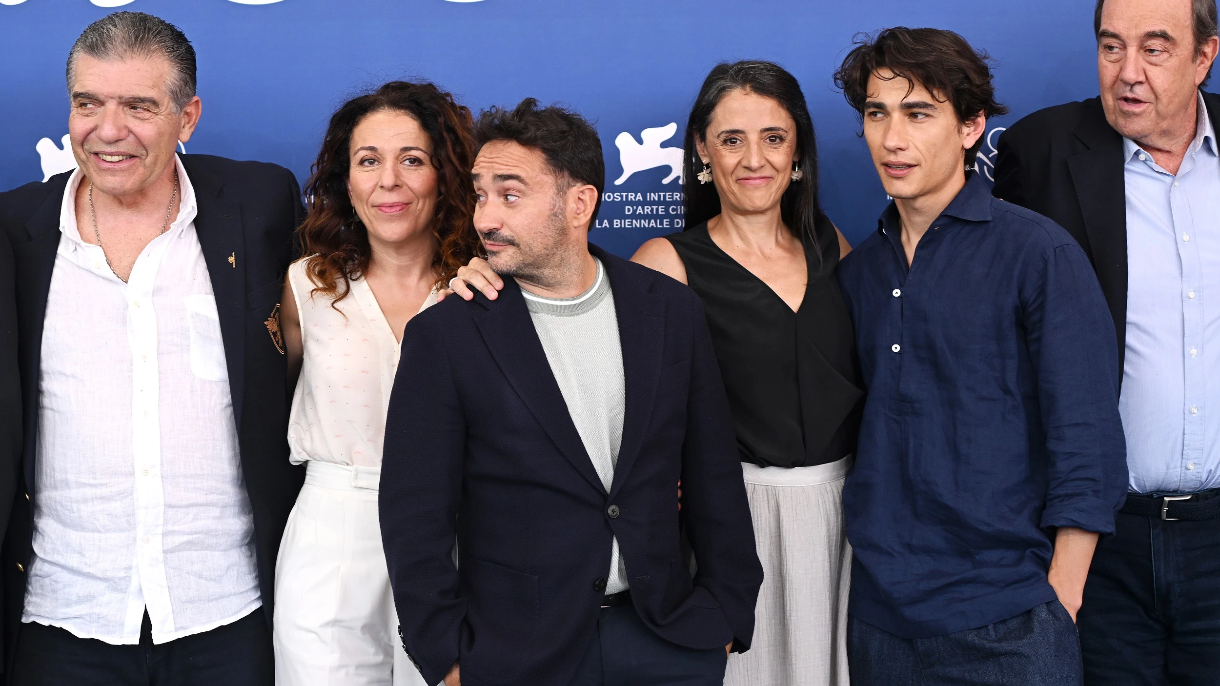 Carlos Páez Rodríguez, Sandra Hermida, director Juan Antonio Bayona, Belén Atienza, Enzo Vogrincic y Fernando Parrado en el Festival de Venecia presentando La socidad de la nieve Carlos Páez Rodríguez, Sandra Hermida, director Juan Antonio Bayona, Belén Atienza, Enzo Vogrincic y Fernando Parrado en el Festival de Venecia presentando La socidad de la nieve