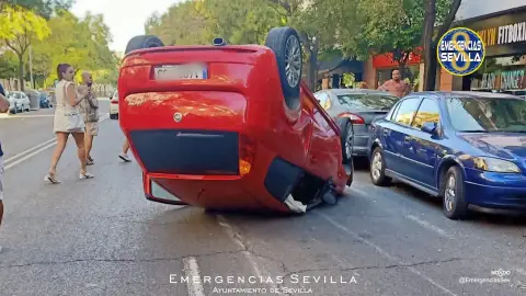 Coche volcado en Sevilla Coche volcado en Sevilla