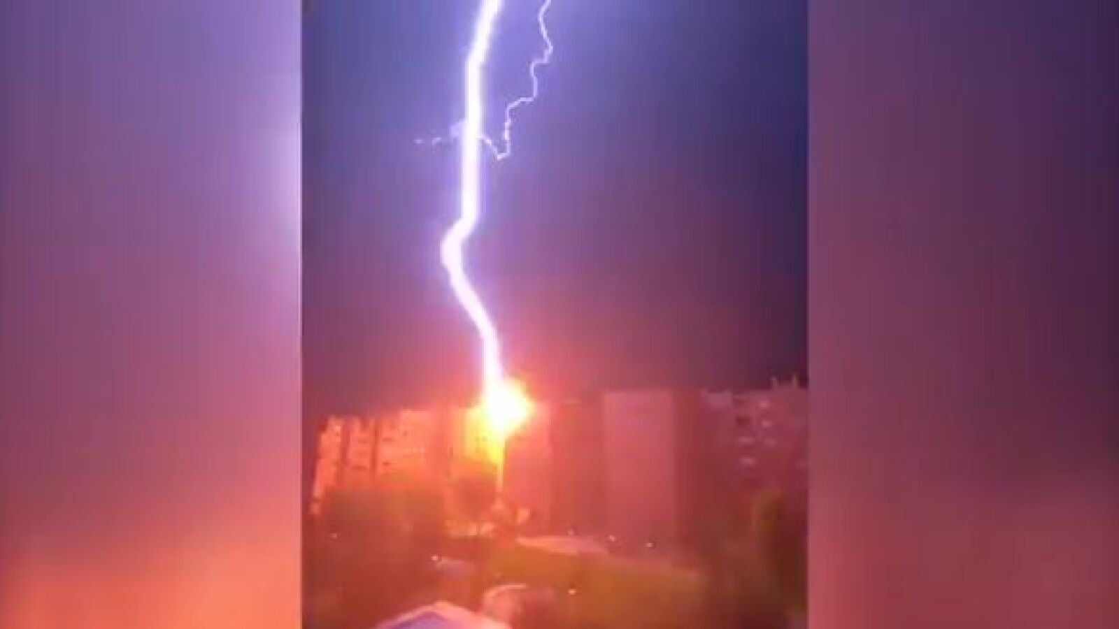 VÍDEO: El brutal momento en el que un rayo impacta y destroza parte de un edificio en Madrid